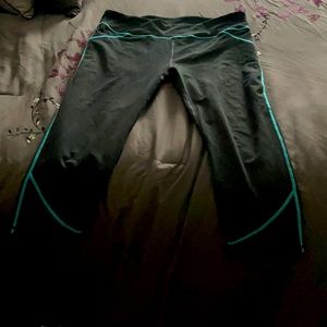 Cute 3/4 length fabletics yoga pants